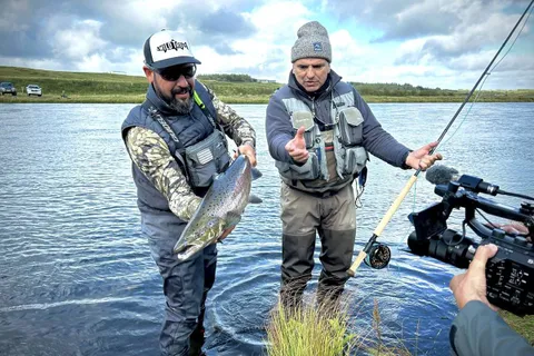 Guiding and filming from the boat on a León reservoir
